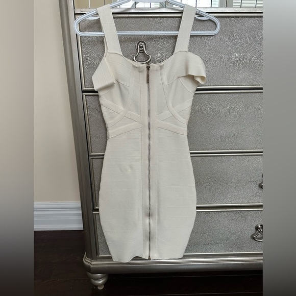 Marciano Cream Off-Shoulder body con Dress - Picture 5 of 7